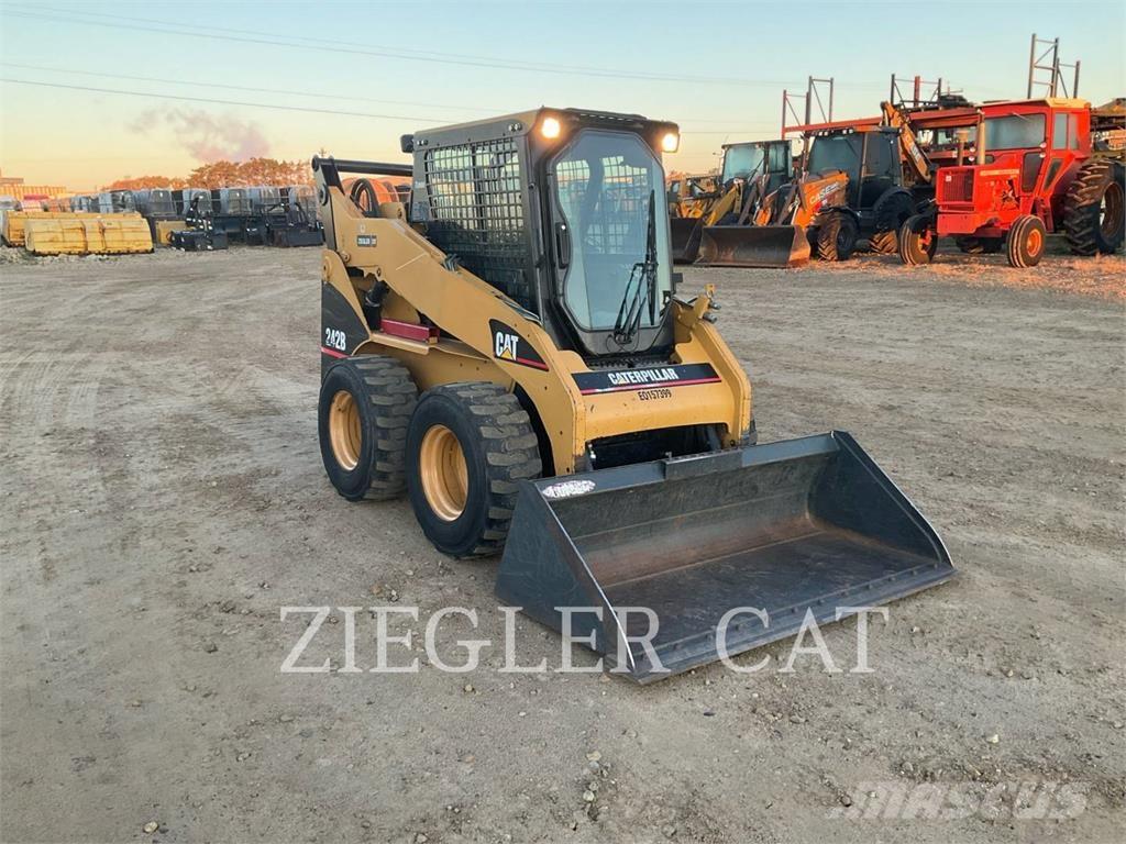 CAT 242B Skid steer mini utovarivači