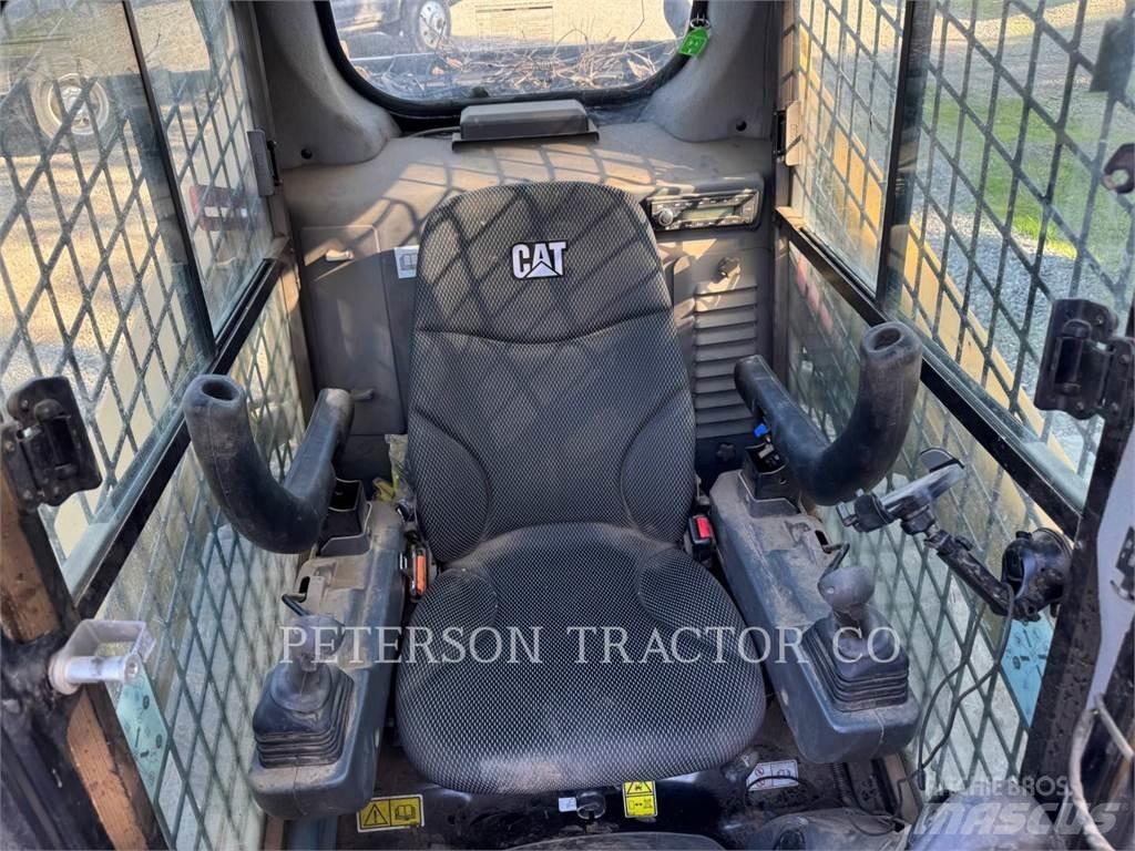 CAT 242D3 Skid steer mini utovarivači