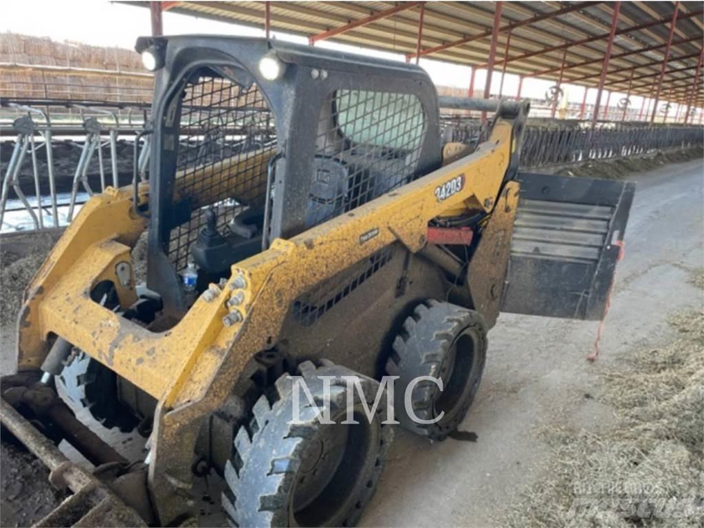 CAT 242D3 Skid steer mini utovarivači