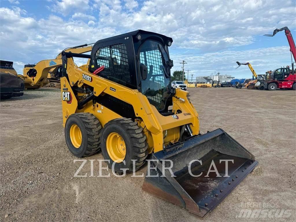 CAT 242D3 Skid steer mini utovarivači