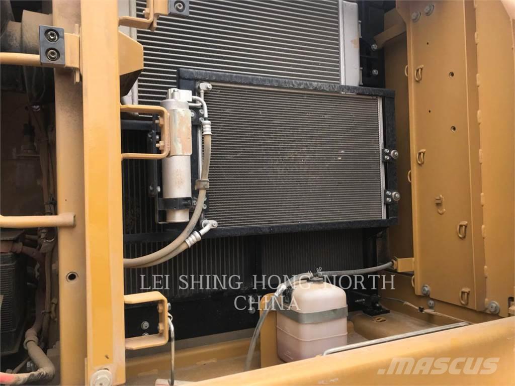 CAT 320D2 Bageri guseničari