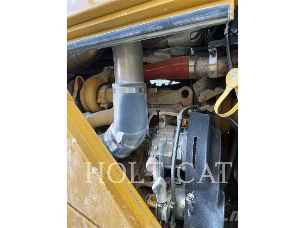 CAT 815 Nabijači zemlje