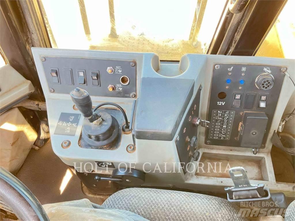 CAT 815F2 Nabijači zemlje