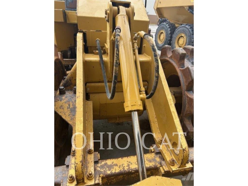 CAT 815F2 Buldožeri na točkovima