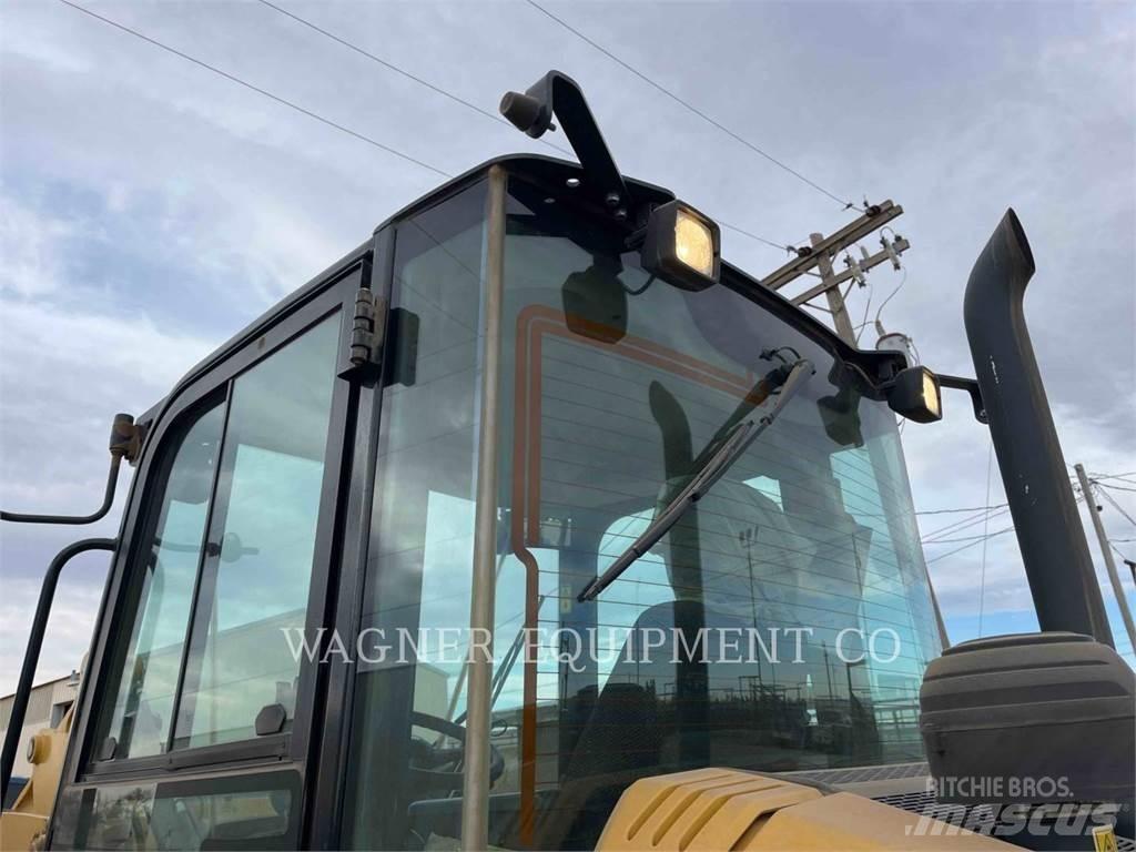 CAT 906M Utovarivači na točkove