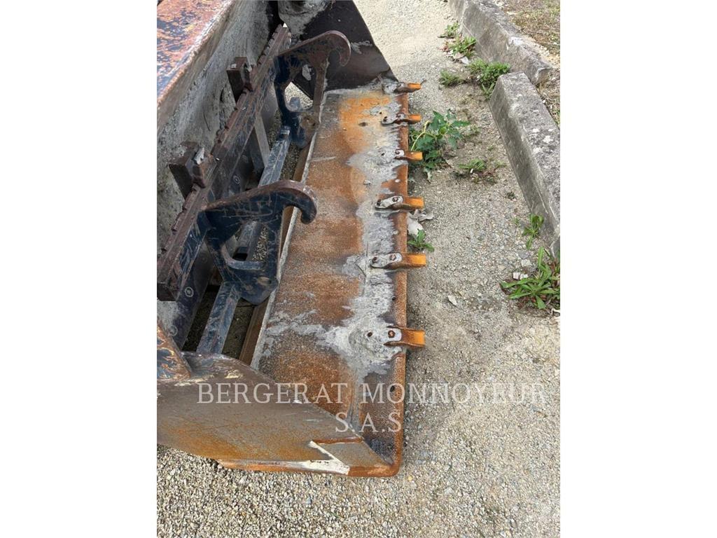 CAT 906M Utovarivači na točkove