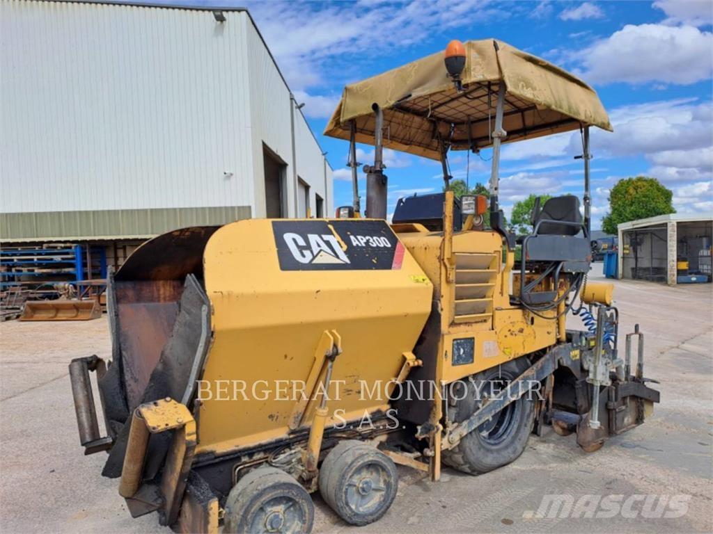 CAT AP300 Asfaltni finišeri
