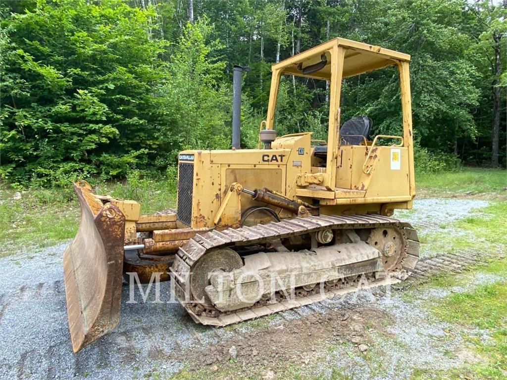 CAT D3B Buldožeri guseničari