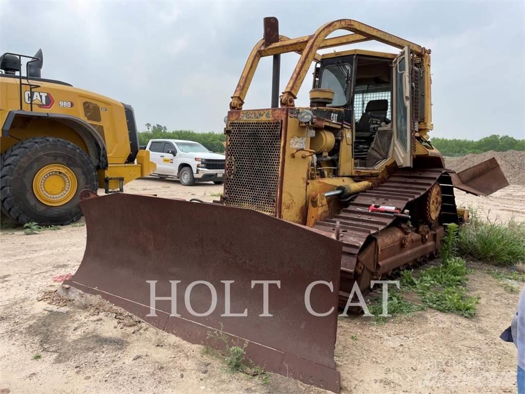 CAT D6M Buldožeri guseničari