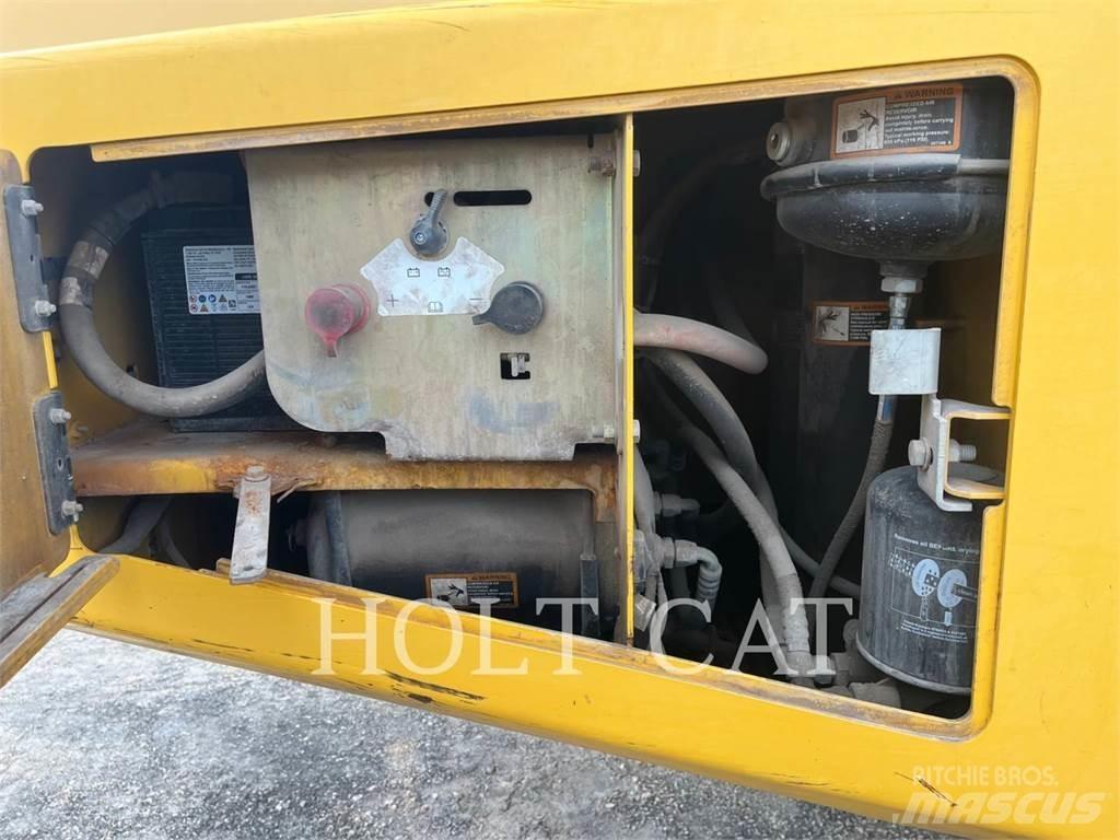 John Deere 250D Zglobni damperi