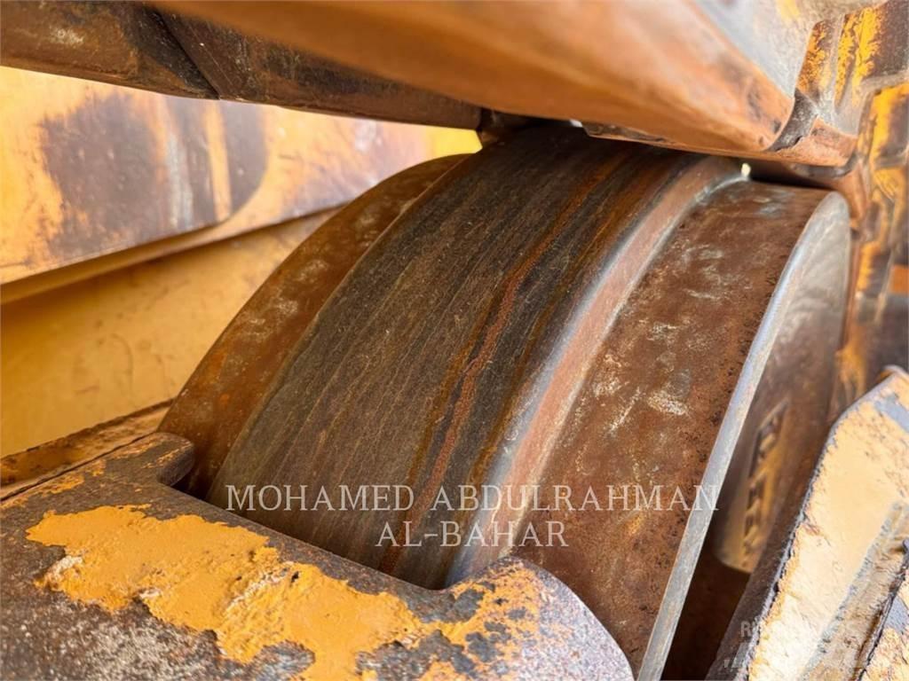 SEM MACHINERY SEM832 Buldožeri guseničari