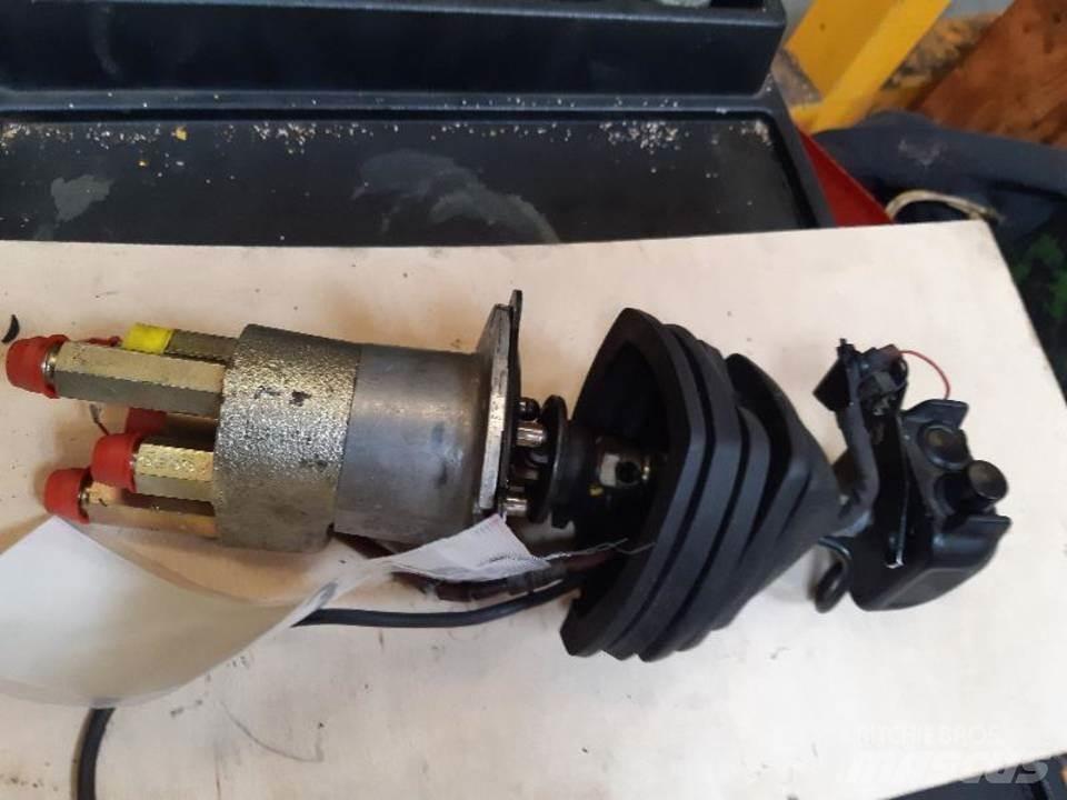 CAT 320B Kabine i unutrašnjost