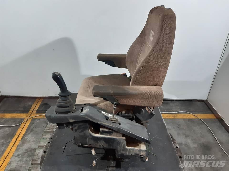 CAT M312 Kabine i unutrašnjost