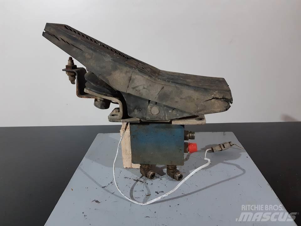 CAT M312 Kabine i unutrašnjost