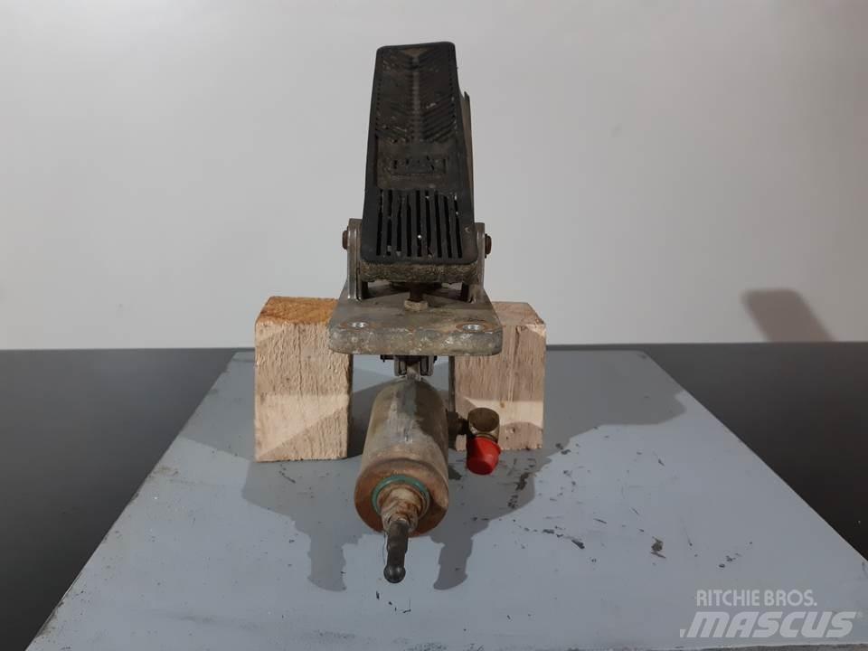 CAT M312 Kabine i unutrašnjost