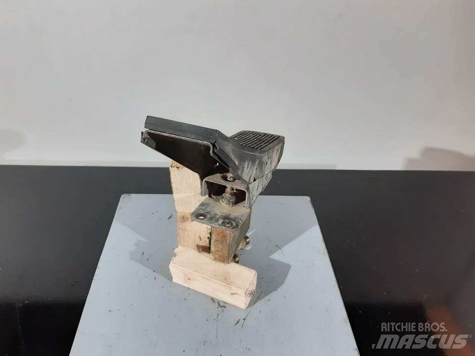 CAT M312 Kabine i unutrašnjost
