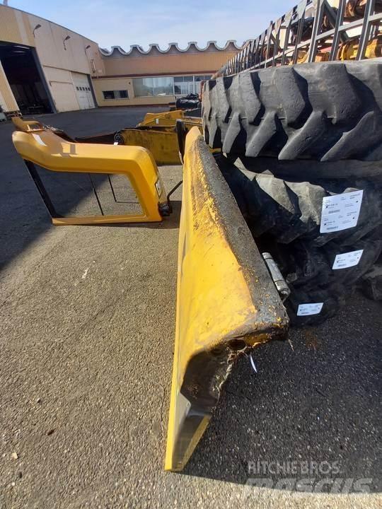 CAT M320F Kabine i unutrašnjost