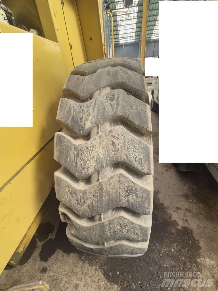 CAT CS 563 Valjci sa duplim bubnjem