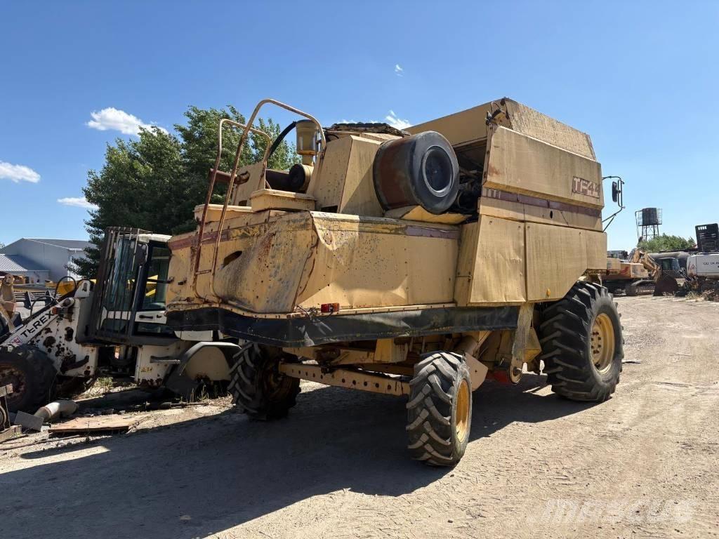 New Holland TF 44 Kombajni