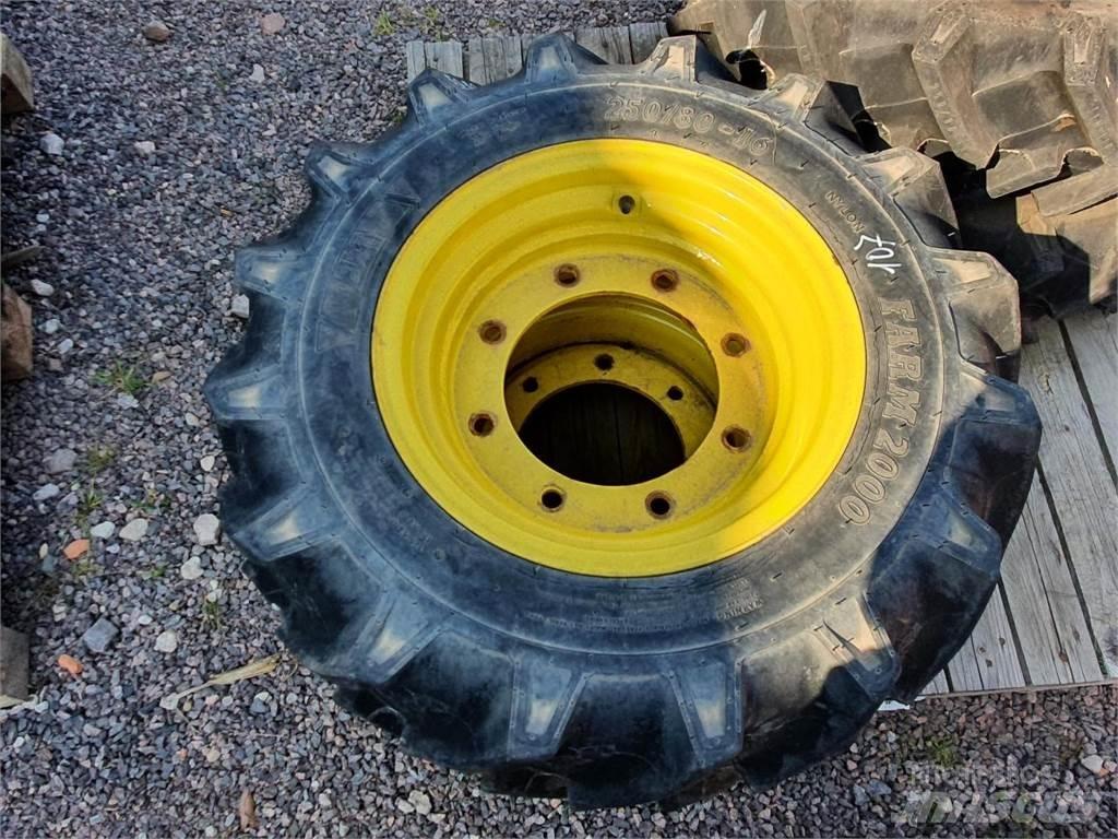 BKT 250/80-16 x2 Gume, točkovi i felne