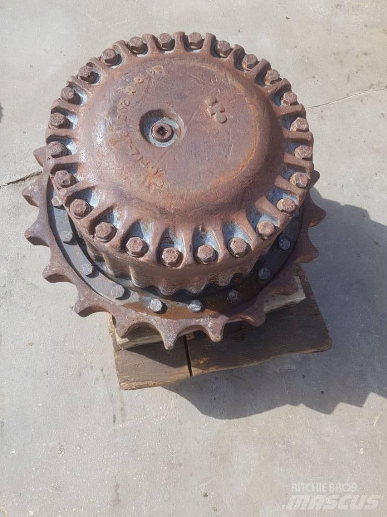 Komatsu PC210-3 Gusenice za građevinarstvo