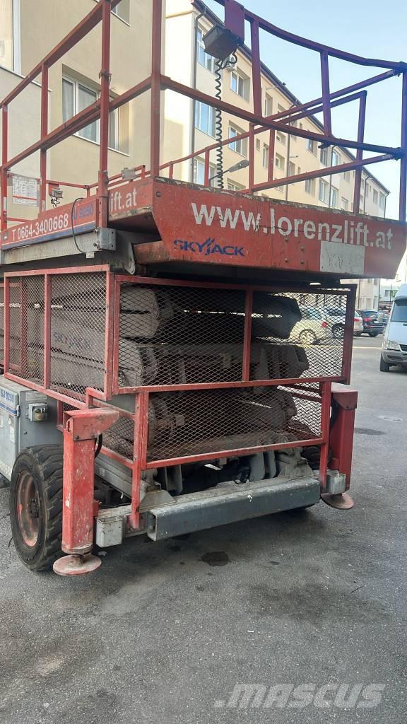 SkyJack SJ 9250 Construction hoists