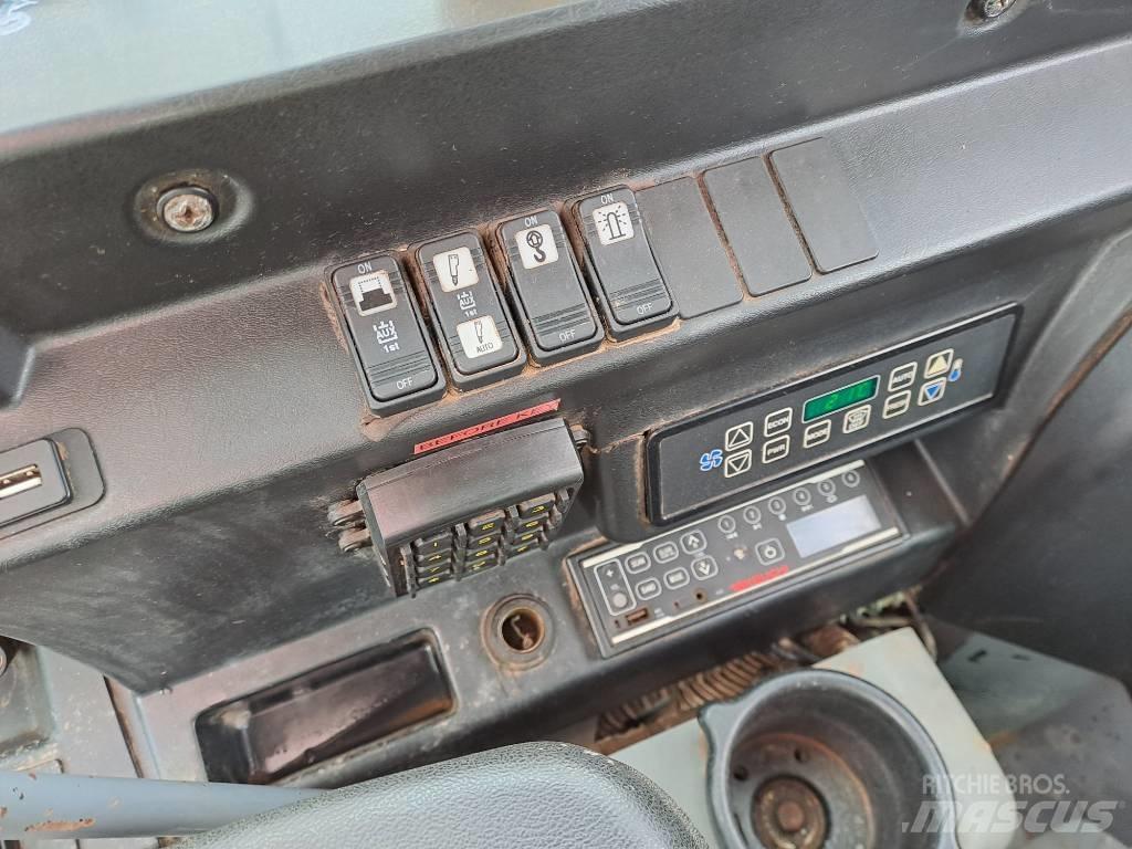 Takeuchi TB2150 Bageri guseničari