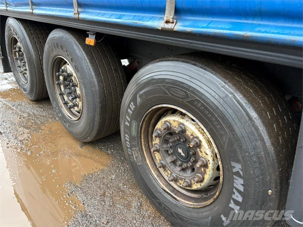 Schmitz 3aks Poluprikolice sa ciradom