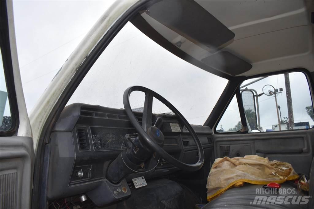 Ford F800 Kamioni sa kranom