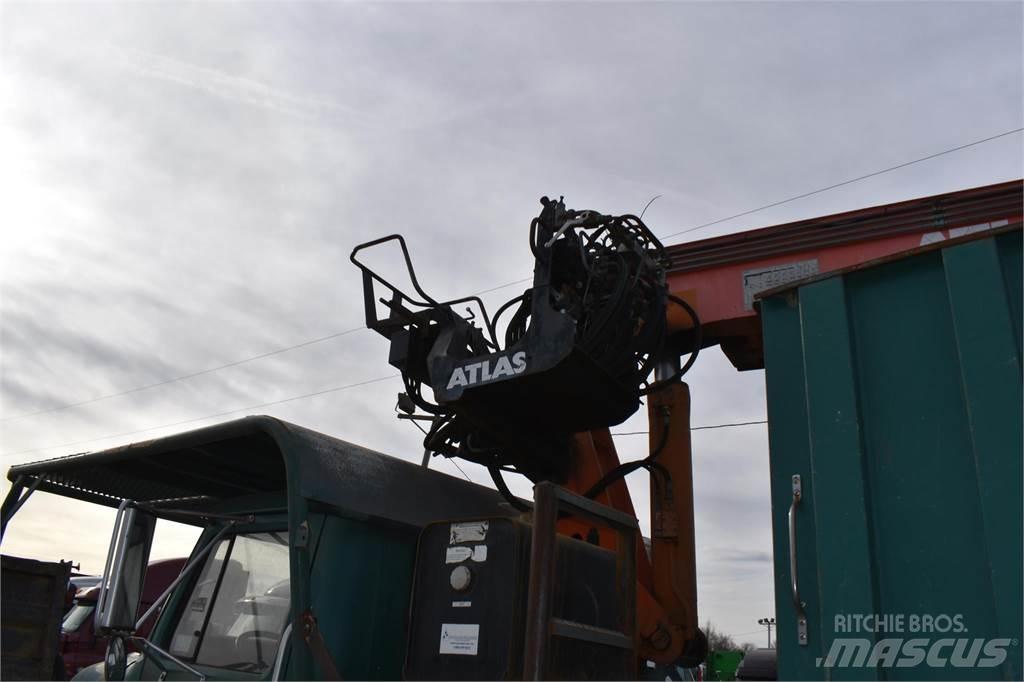 International 4700 Kamioni sa kranom