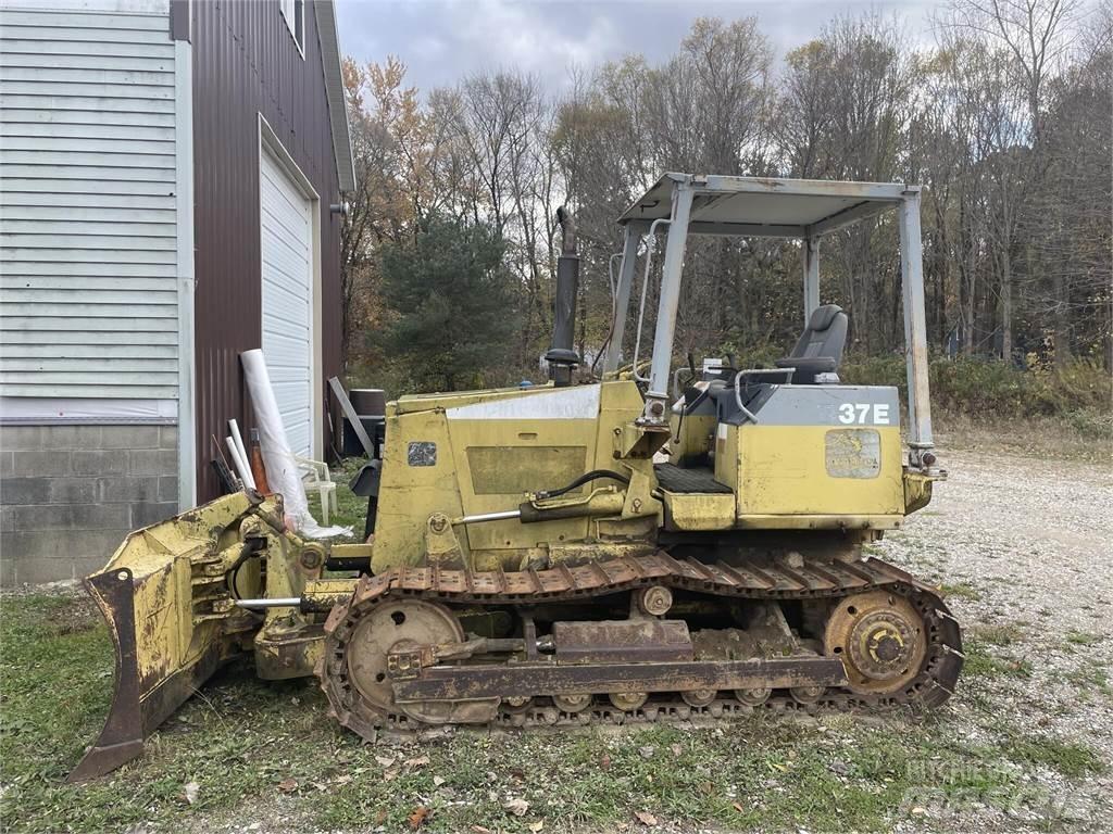 Komatsu D37E-5 Buldožeri guseničari