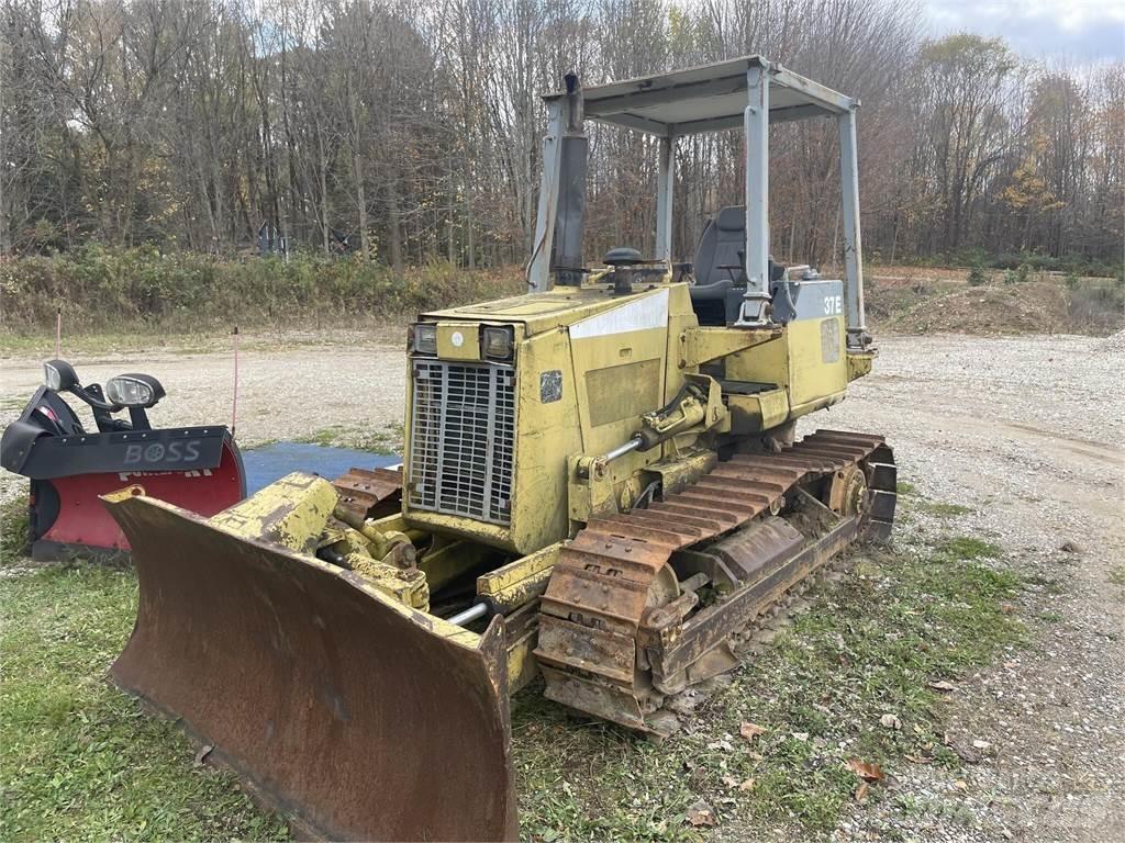 Komatsu D37E-5 Buldožeri guseničari