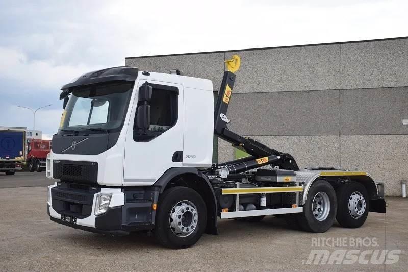 Volvo FE 320 Rol kiper kamioni sa kukom za podizanje tereta