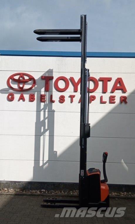 Toyota SWE120L Samopogonski ručni viljuškari