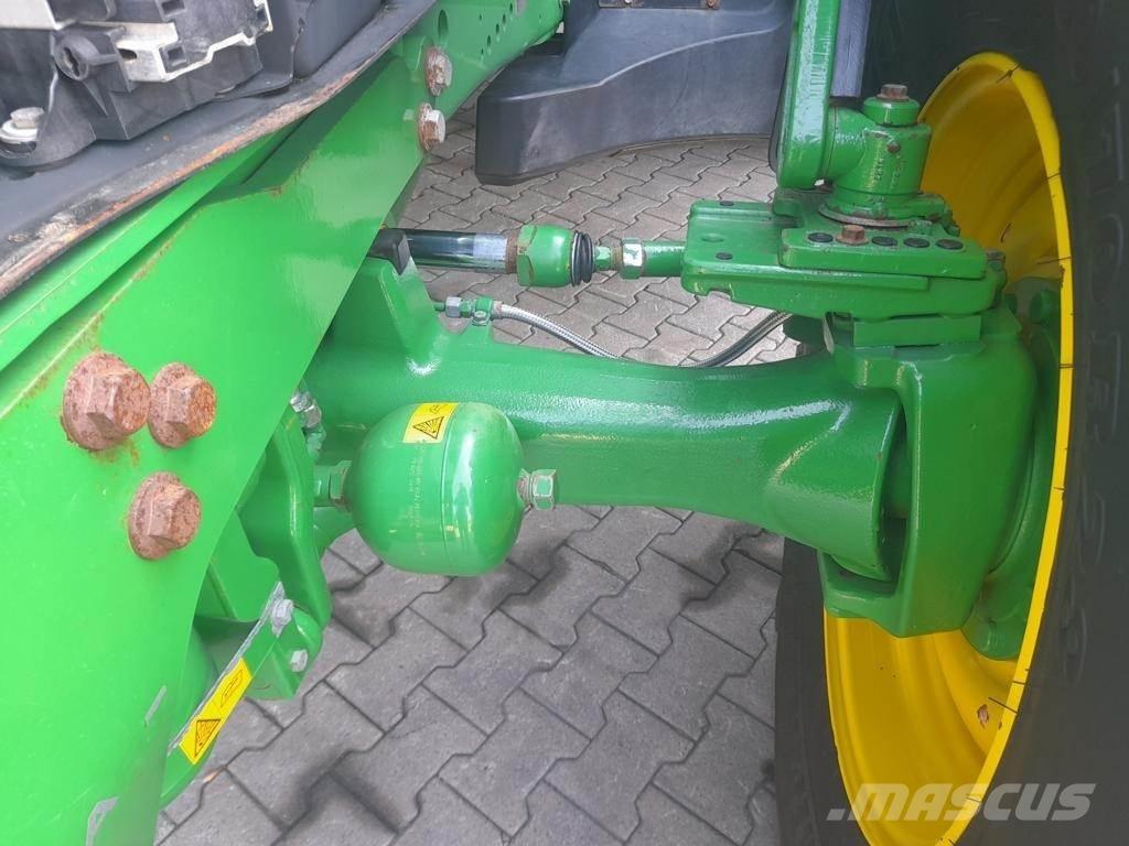 John Deere 6215R Traktori