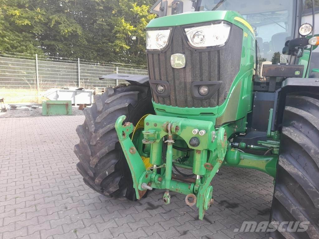 John Deere 6215R Traktori