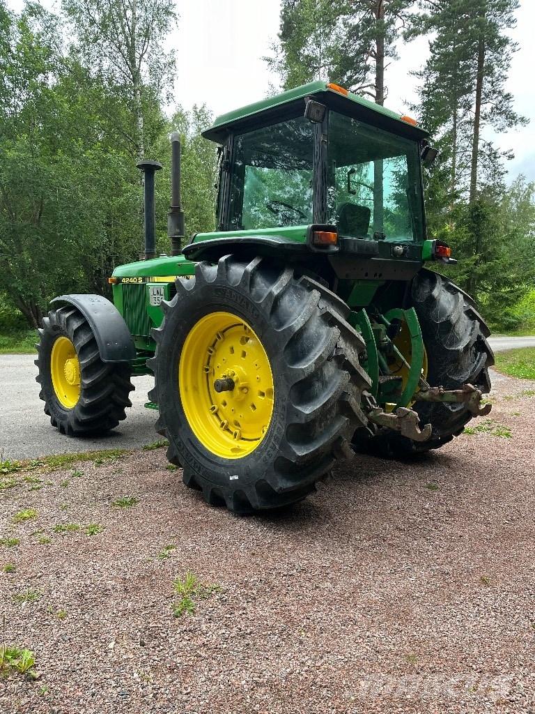 John Deere 4240 S Traktori
