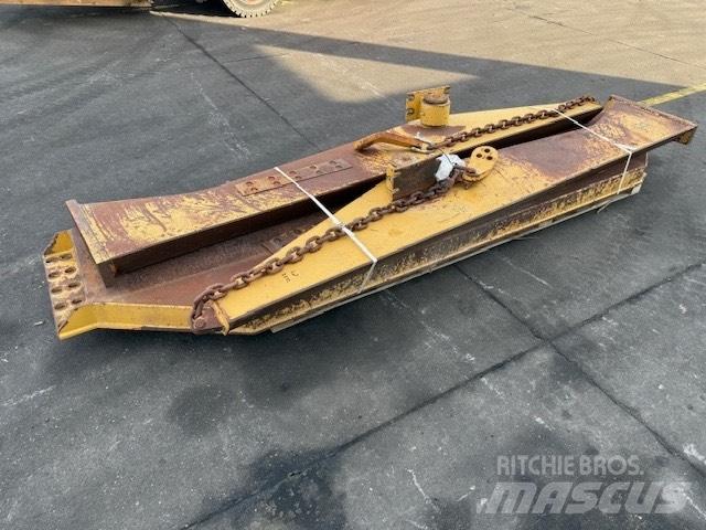 CAT 735 TAIL GATE Zglobni damperi