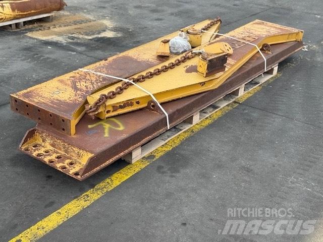 CAT 735 TAIL GATE Zglobni damperi