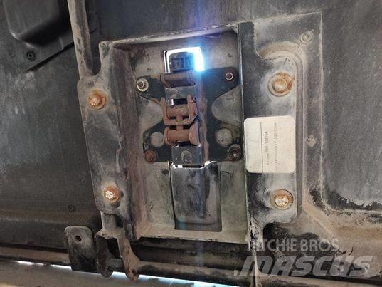 CAT TH 408 mask Kabine i unutrašnjost