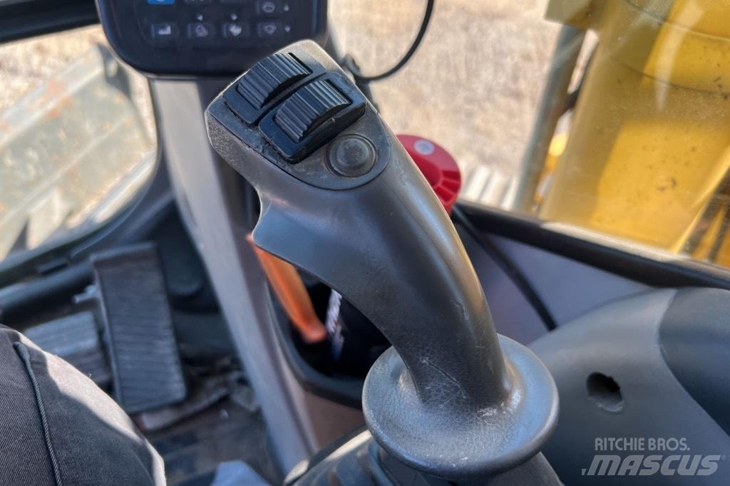 New Holland E 135 B Bageri guseničari