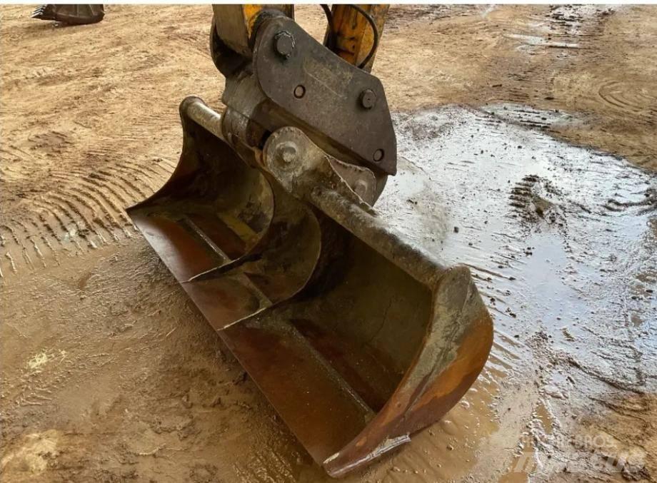 JCB JS 130 LC Bageri guseničari