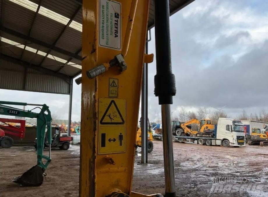 JCB JS 130 LC Bageri guseničari