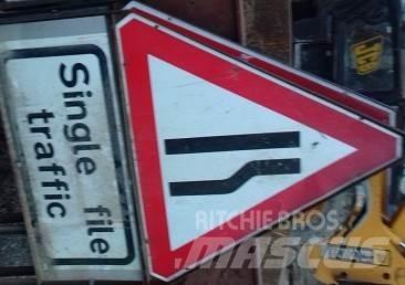  VARIOUS ROAD SIGNS Ostalo za građevinarstvo