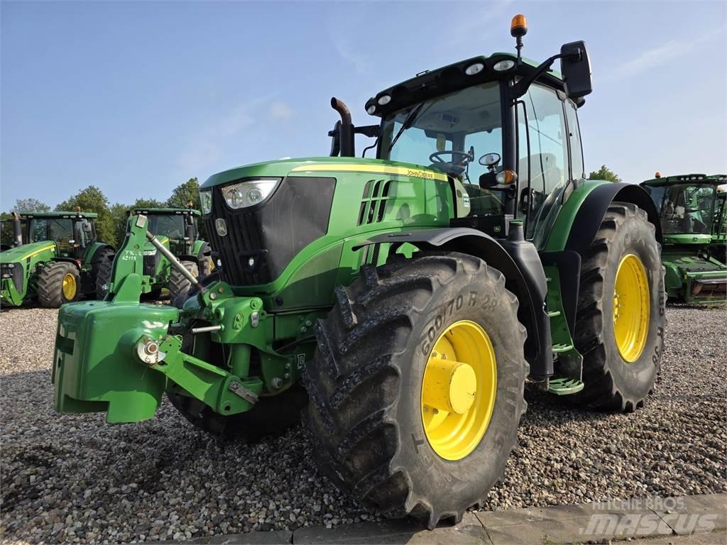 John Deere 6215R Traktori