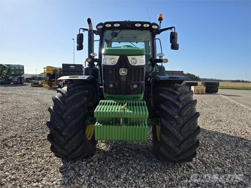 John Deere 6215R Traktori
