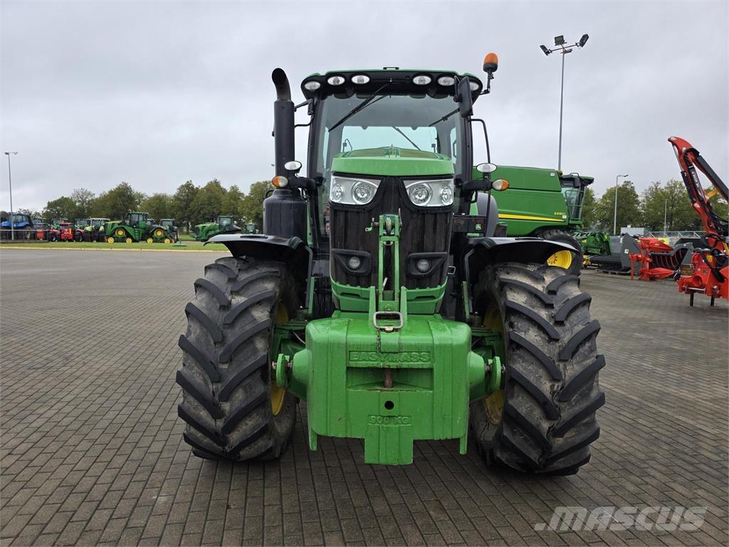 John Deere 6215R Traktori