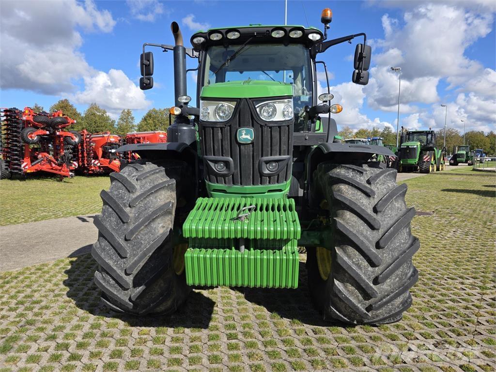 John Deere 6215R Traktori