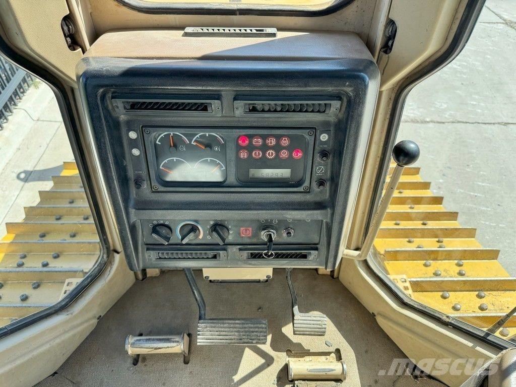 CAT D5M XL Buldožeri guseničari