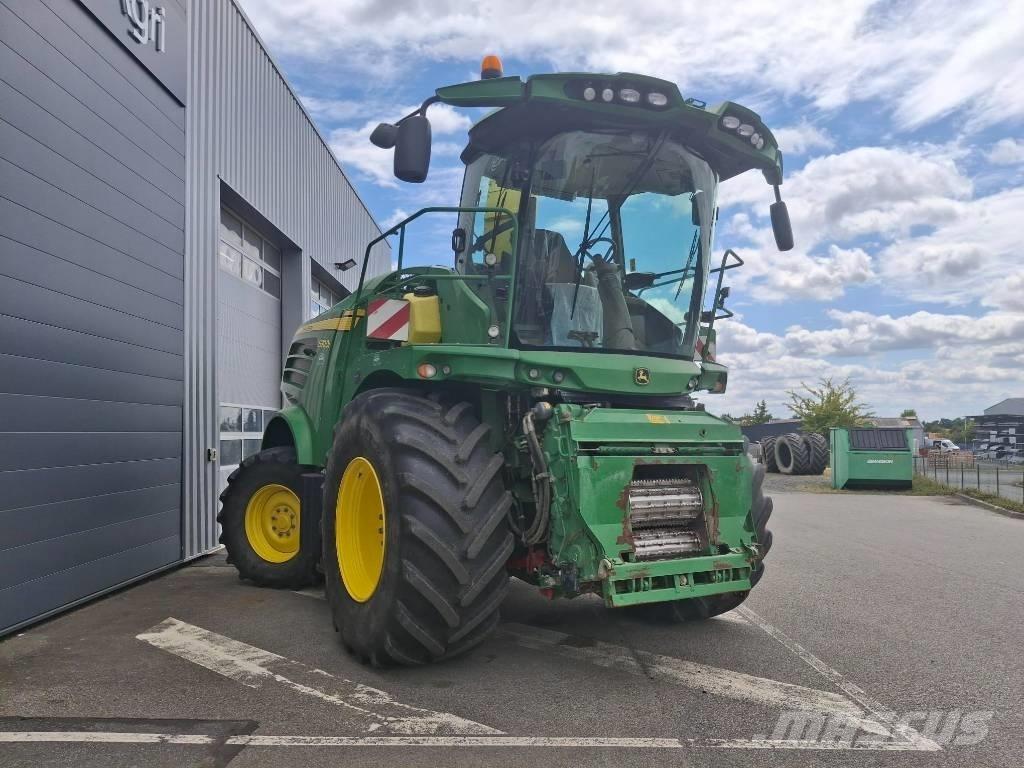 John Deere 7300 i Mašine za stočnu hranu sa sopstvenim pogonom